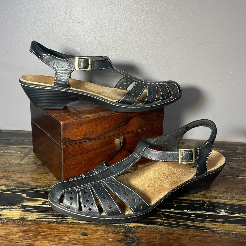 Clark’s bendables black sandals next to new condition size 11 leather T-strap